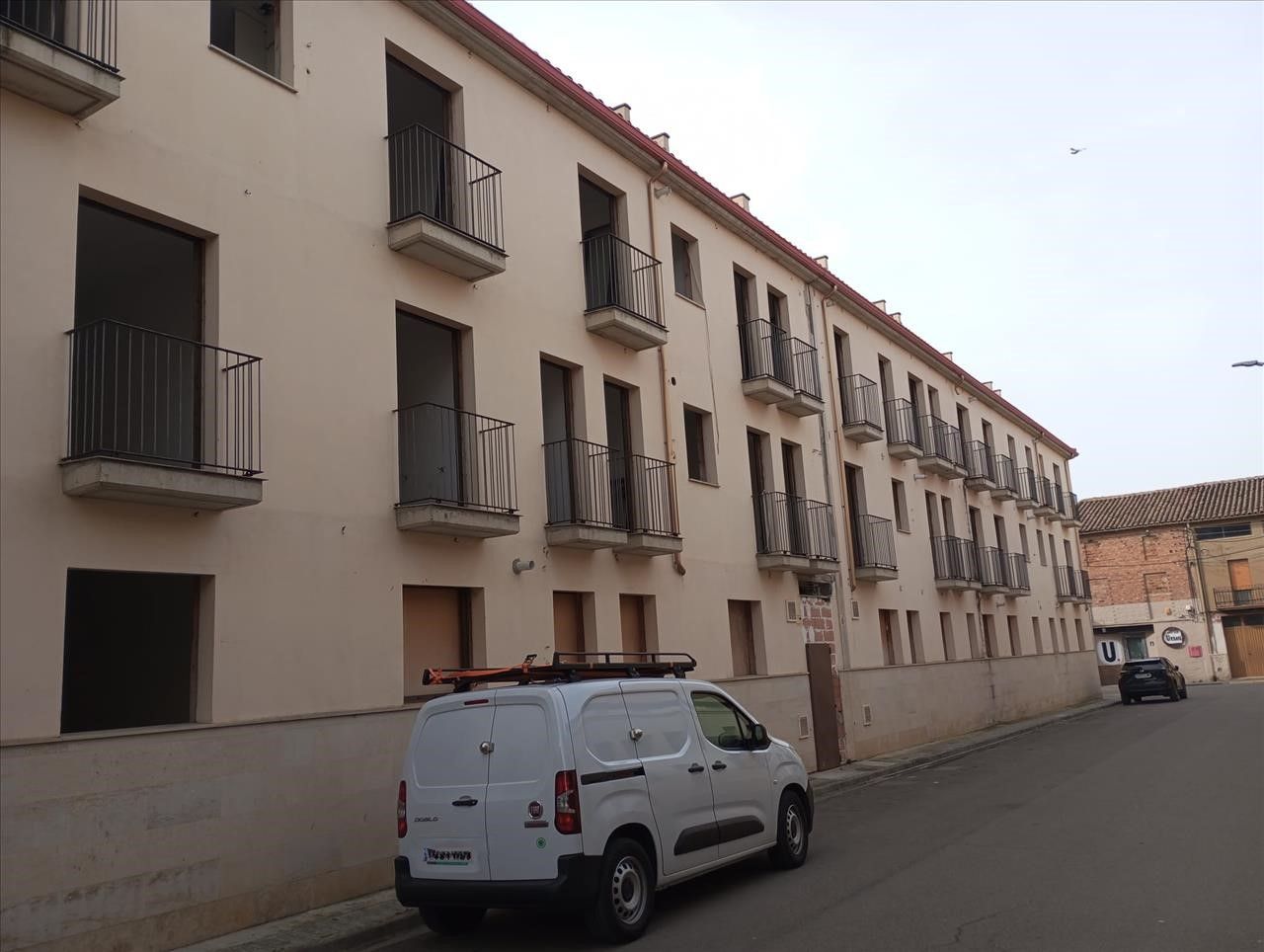 Vista exterior de Edifici en venda en Bell-lloc d'Urgell