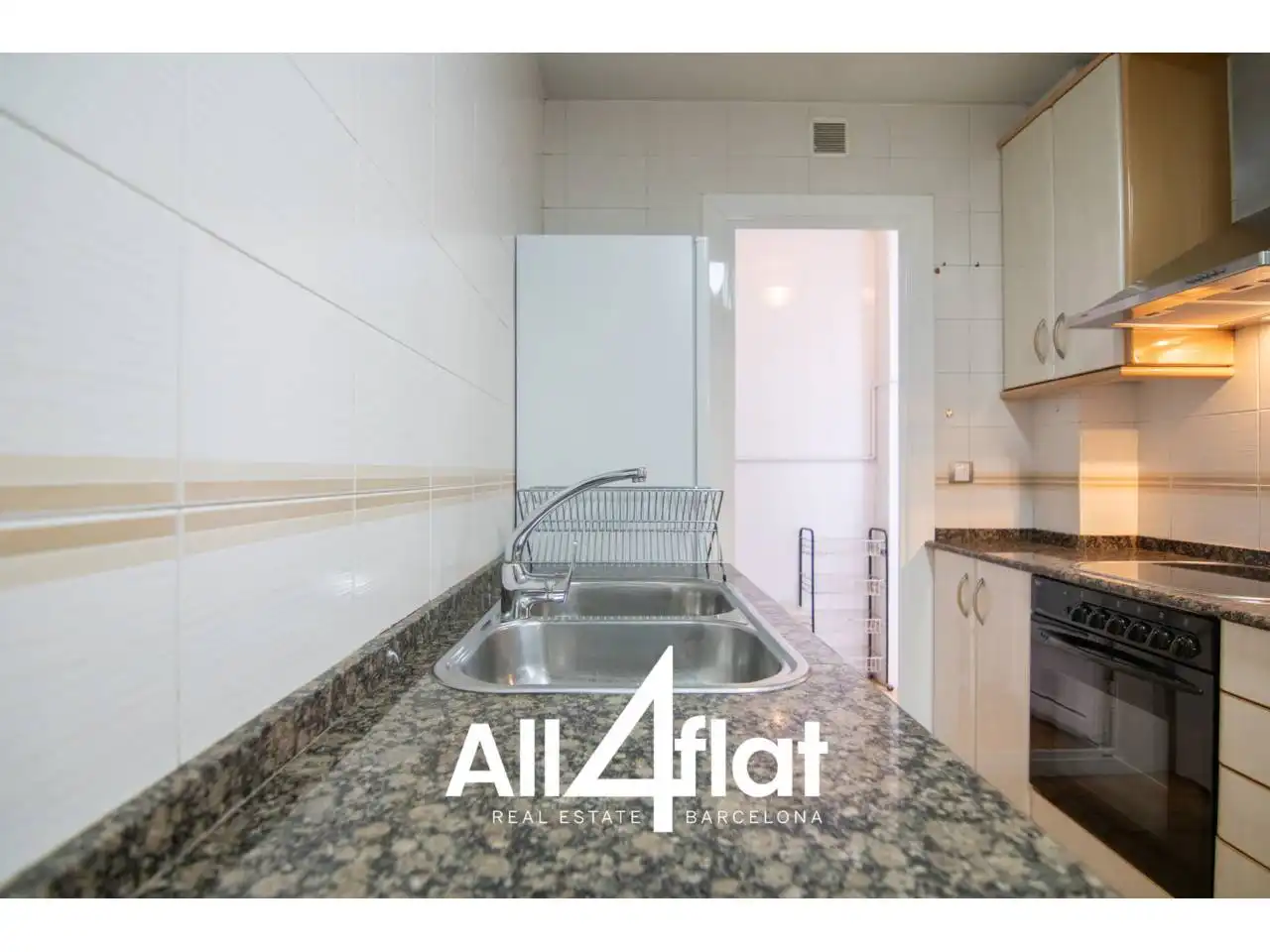 Cocina de Piso de alquiler en Barcelona con Parquet y Balcón