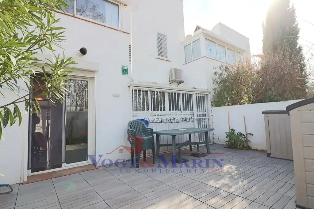 Casa amb terrassa en venda a Carrer Montseny