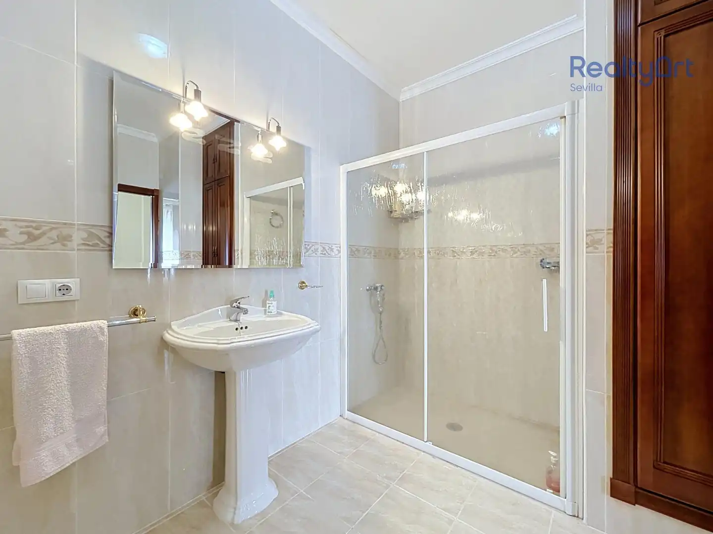 Bathroom of Houses for sale in Tomares  with Air Conditioner, Heating and Private garden