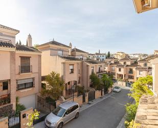Vista exterior de Casa adosada en venda en La Zubia amb Calefacció, Jardí privat i Terrassa