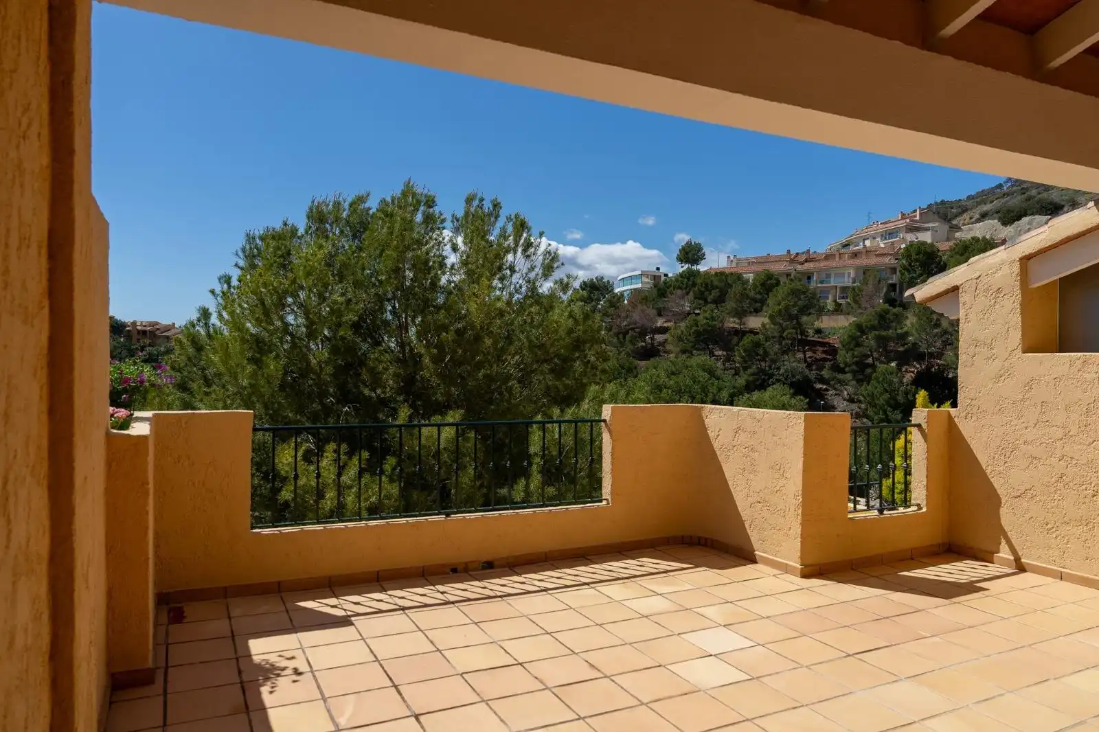 Terrasse von Einfamilien-Reihenhaus zum Verkauf in Altea mit Klimaanlage, Heizung und Privatgarten