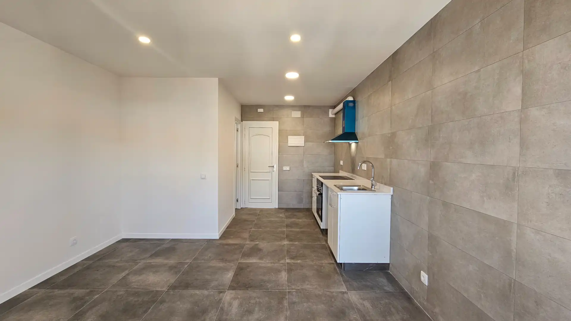 Küche von Wohnung zum Verkauf in Torredembarra mit Ofen und Balkon