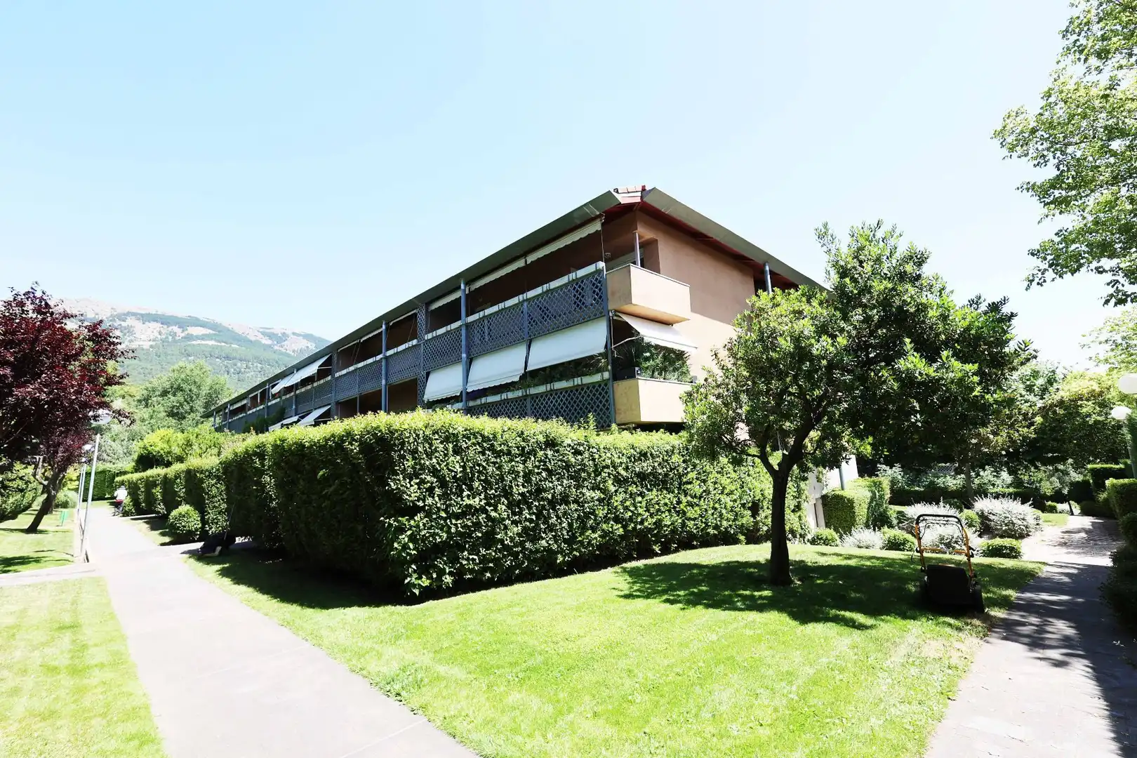 Vista exterior de Dúplex en venda en San Lorenzo de El Escorial amb Calefacció, Terrassa i Piscina comunitària