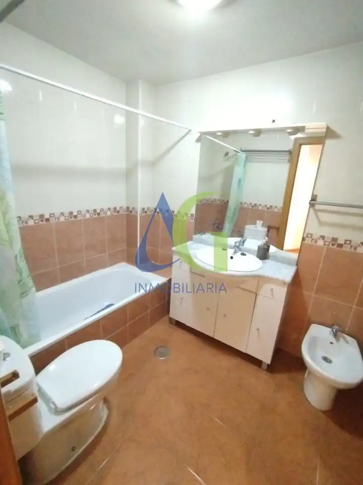 Bany de Pis en venda en San Andrés del Rabanedo amb Calefacció, Parquet i Terrassa