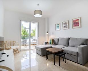 Sala d'estar de Apartament de lloguer en Manilva amb Aire condicionat, Terrassa i Piscina