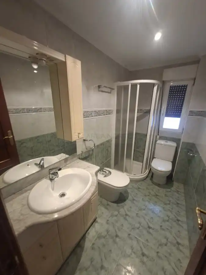 Baño de Apartamento en venta en Vitoria - Gasteiz con Calefacción, Parquet y Terraza