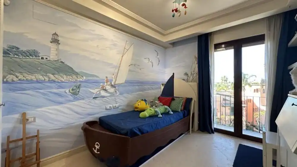 Dormitori de Apartament de lloguer en Estepona amb Aire condicionat, Terrassa i Piscina