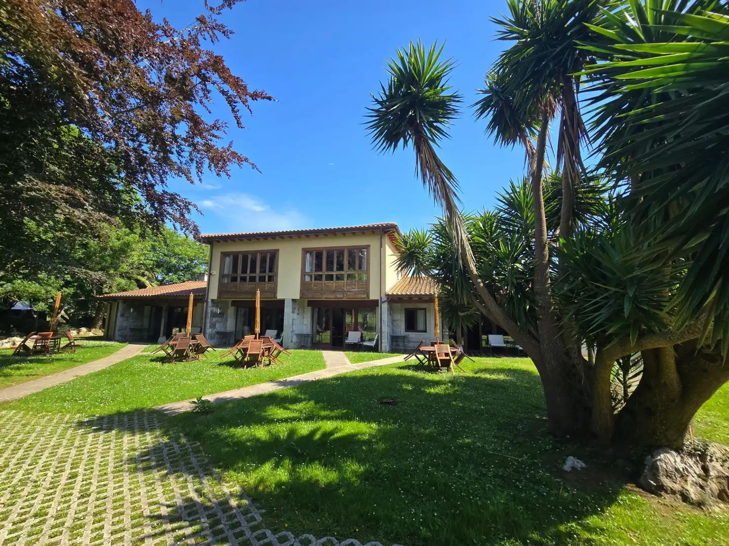 Vista exterior de Casa o xalet en venda en Llanes amb Calefacció, Jardí privat i Piscina