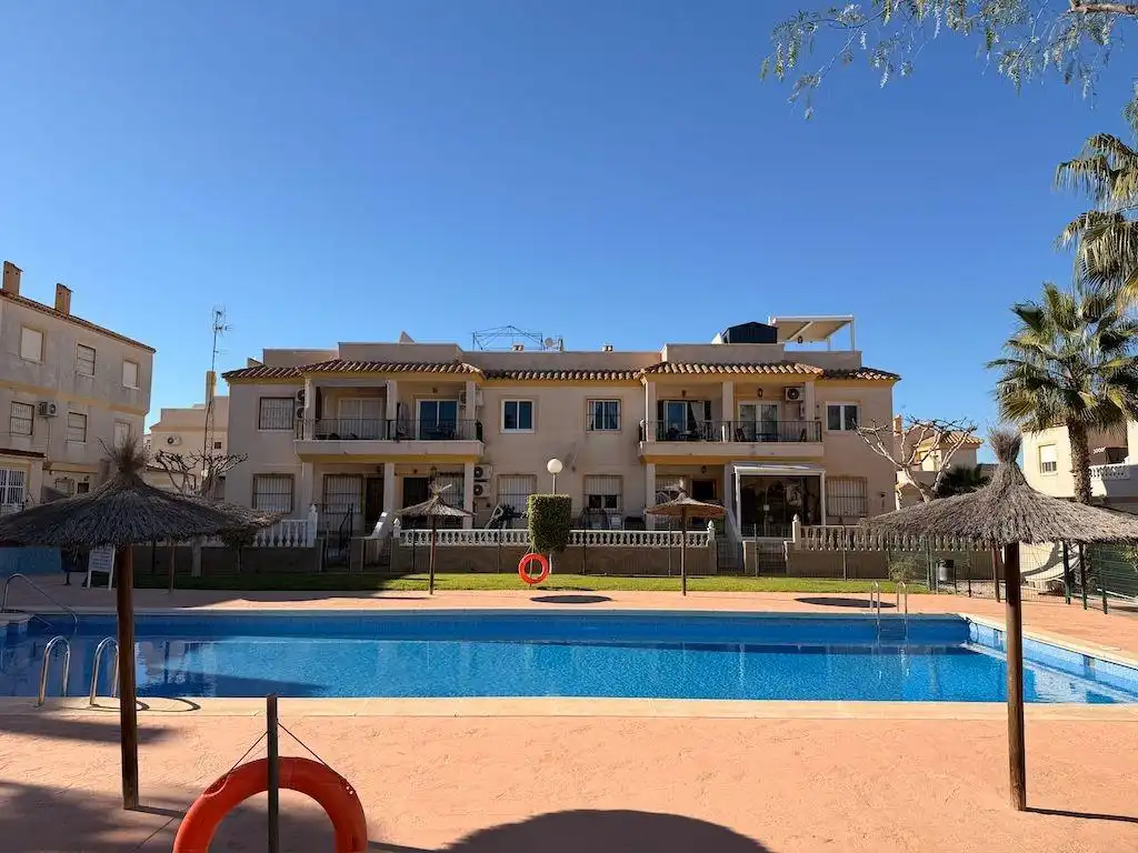 Vista exterior de Casa o xalet en venda en Orihuela amb Aire condicionat, Jardí privat i Terrassa