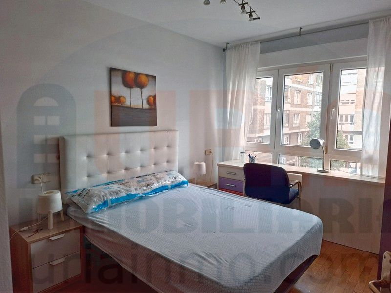 Dormitori de Apartament de lloguer en Oviedo  amb Calefacció, Parquet i Moblat