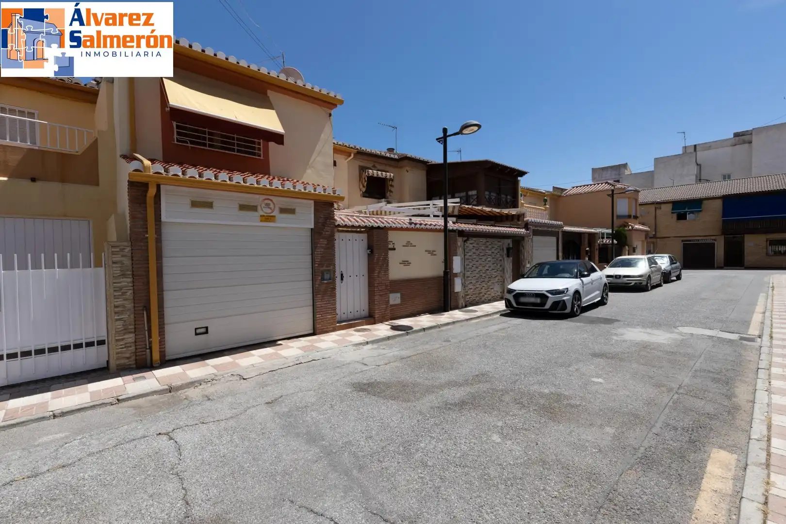 Vista exterior de Casa adosada en venda en Armilla amb Calefacció i Traster