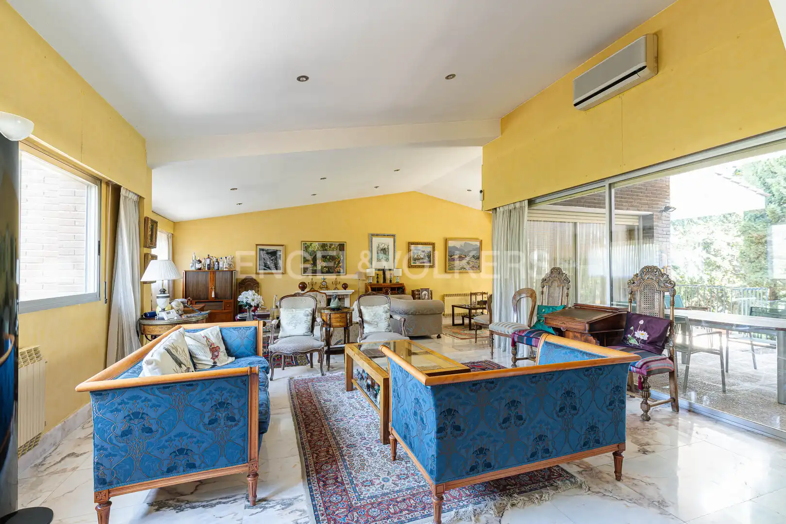 Sala d'estar de Casa o xalet en venda en Majadahonda amb Aire condicionat, Calefacció i Jardí privat