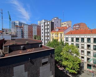 Vista exterior de Pis en venda en Gijón  amb Parquet i Balcó