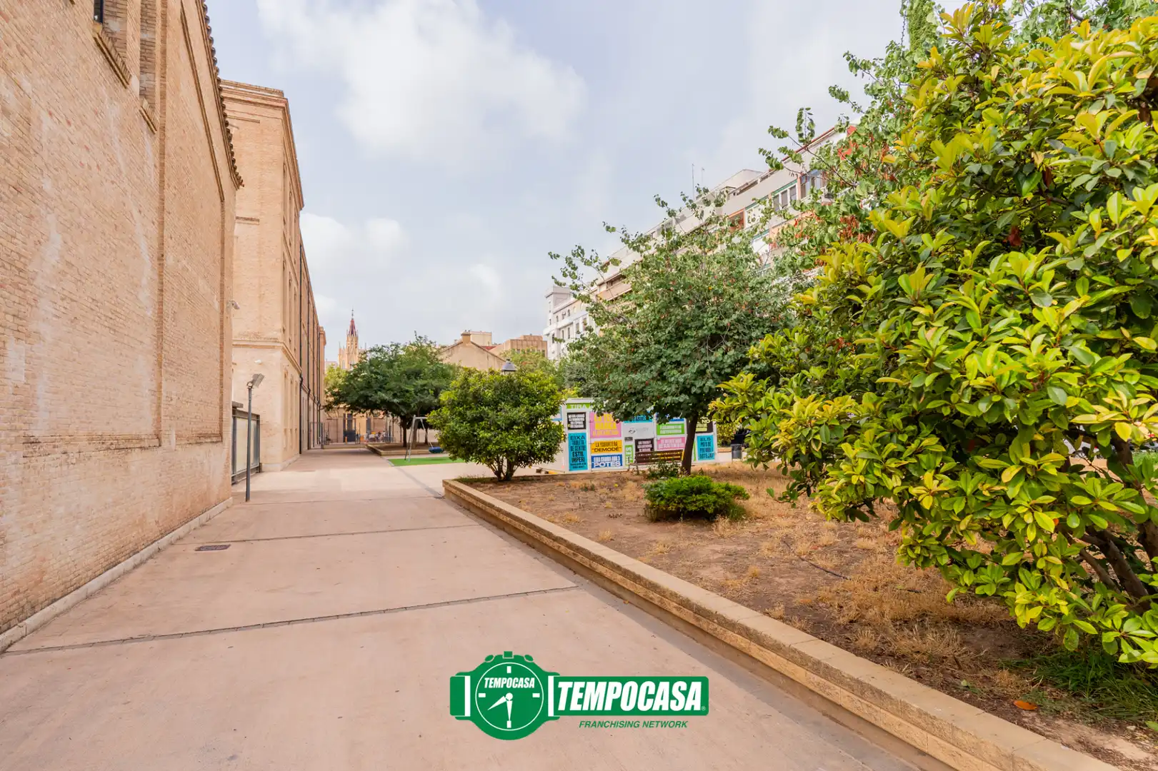 Exterior view of Flat for sale in Valencia  with Air Conditioner and Oven