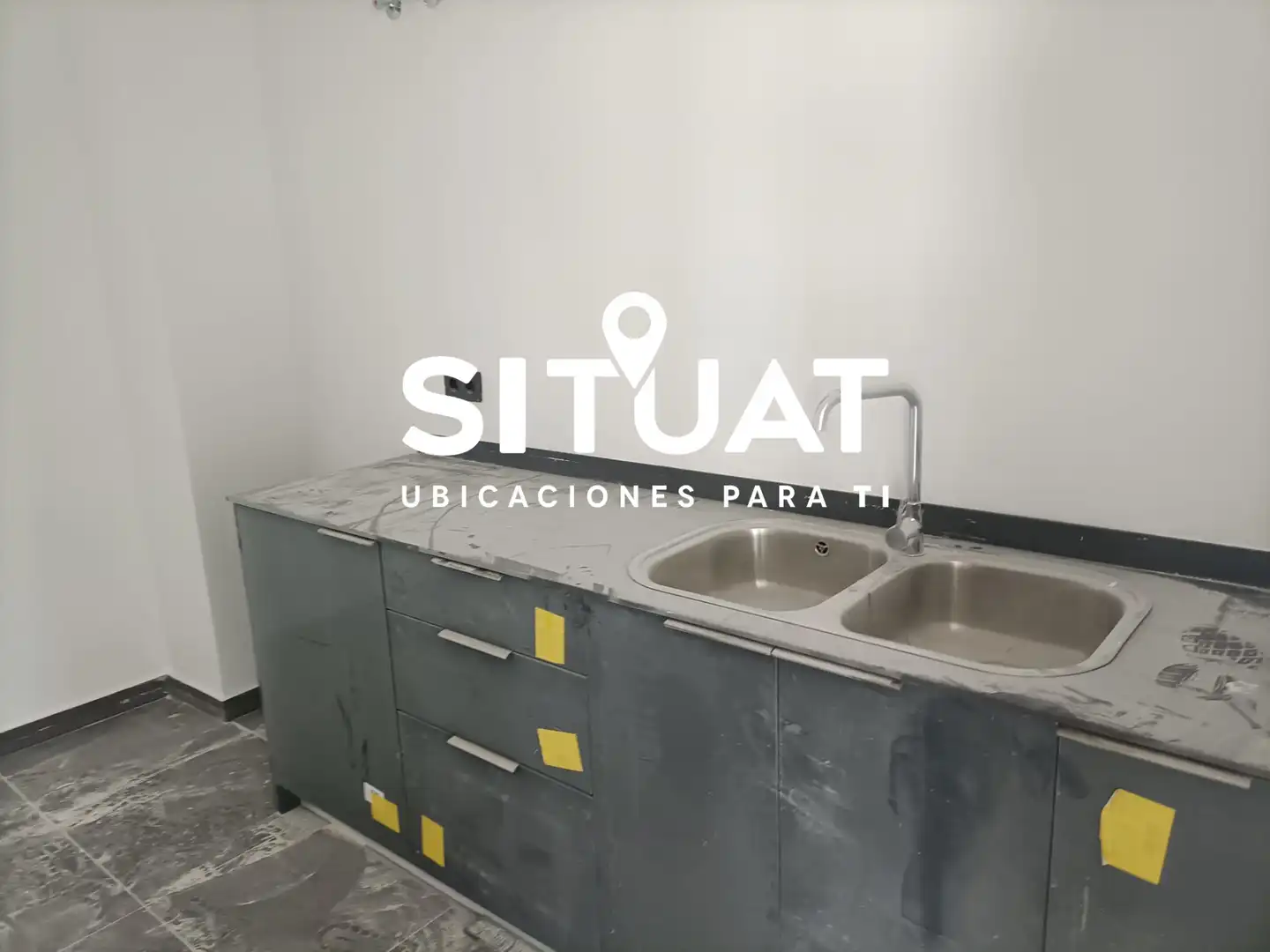 Cocina de Oficina de alquiler en L'Hospitalet de Llobregat con Aire acondicionado, Calefacción y Alarma