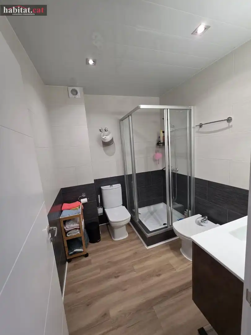 Baño de Casa adosada en venta en Vilanova i la Geltrú con Aire acondicionado, Calefacción y Parquet