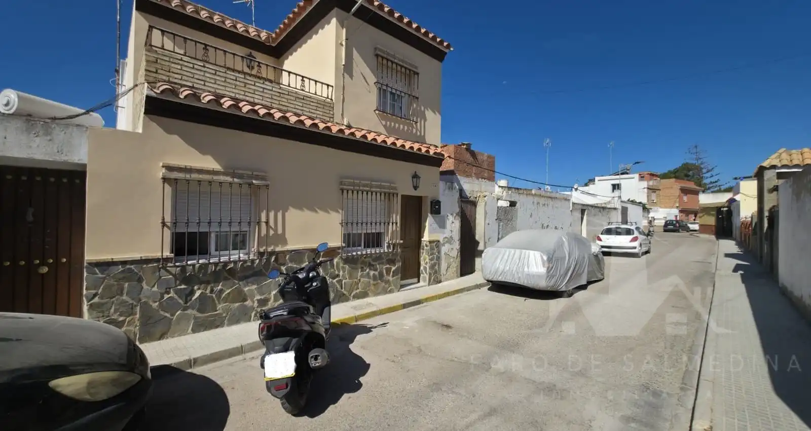 Außenansicht von Einfamilien-Reihenhaus zum Verkauf in Chipiona mit Terrasse und Möbliert