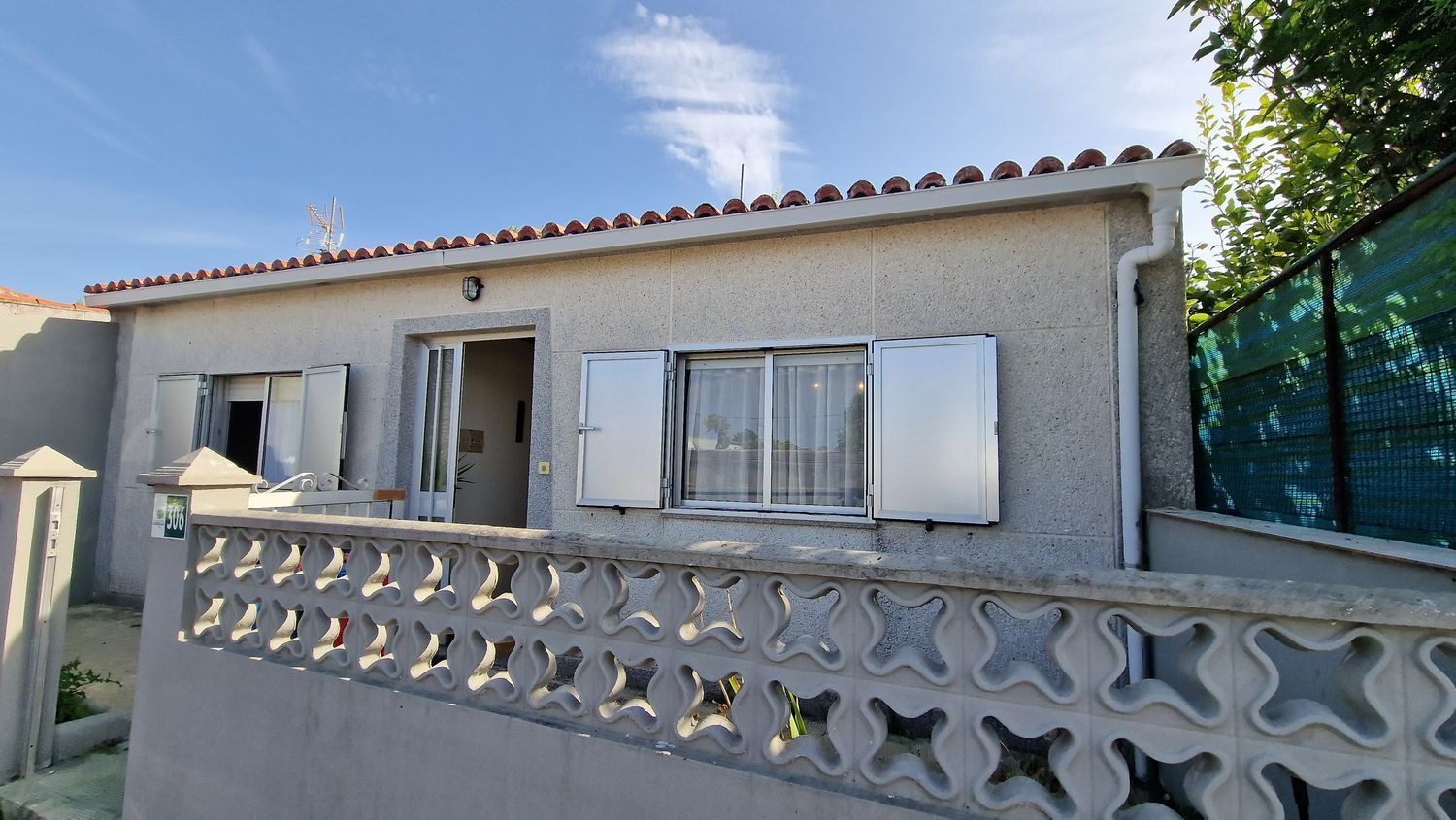 Vista exterior de Casa o xalet en venda en Carballo amb Jardí privat, Terrassa i Traster