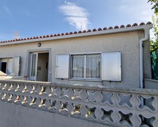 Vista exterior de Casa o xalet en venda en Carballo amb Jardí privat, Terrassa i Traster