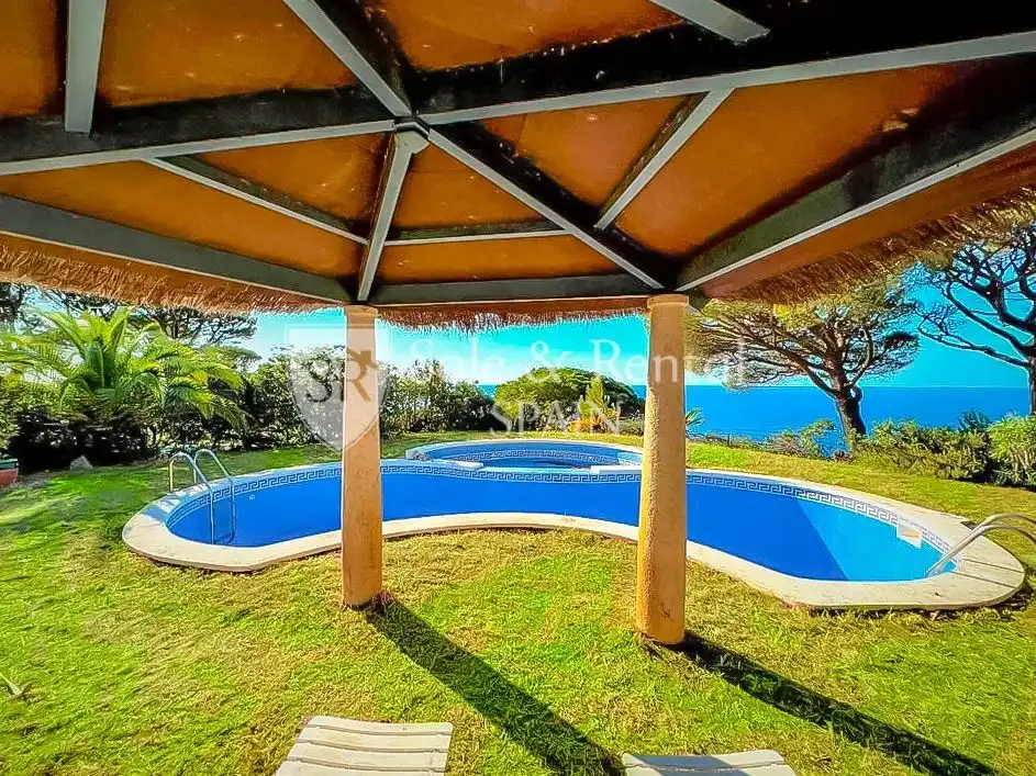 Schwimmbecken von Wohnung zum Verkauf in Sant Feliu de Guíxols mit Heizung, Privatgarten und Terrasse