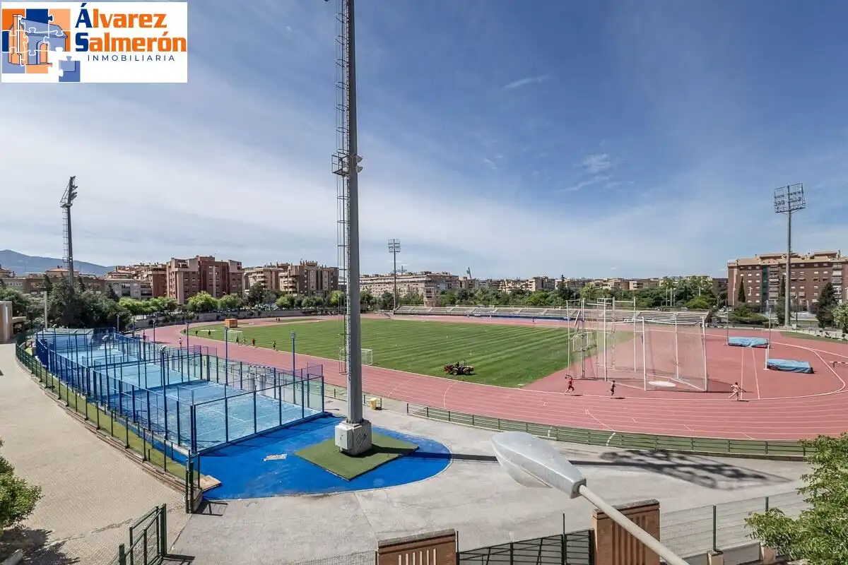 Vista exterior de Pis en venda en Granada amb Aire condicionat i Calefacció