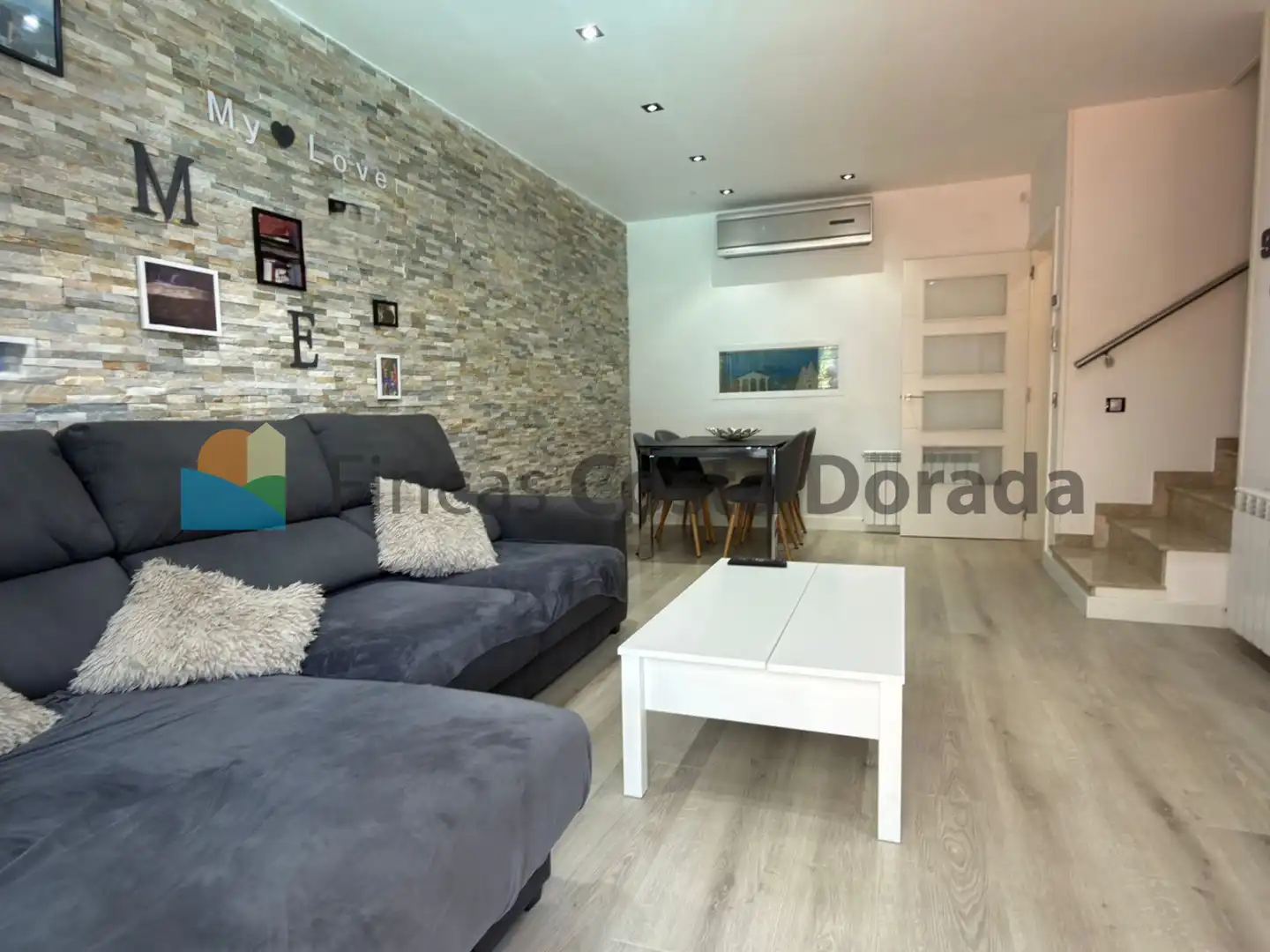 Sala d'estar de Casa adosada en venda en Cubelles amb Aire condicionat, Calefacció i Jardí privat