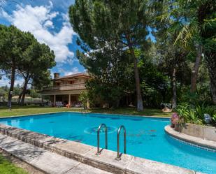 Piscina de Casa o xalet en venda en Majadahonda amb Aire condicionat, Terrassa i Piscina