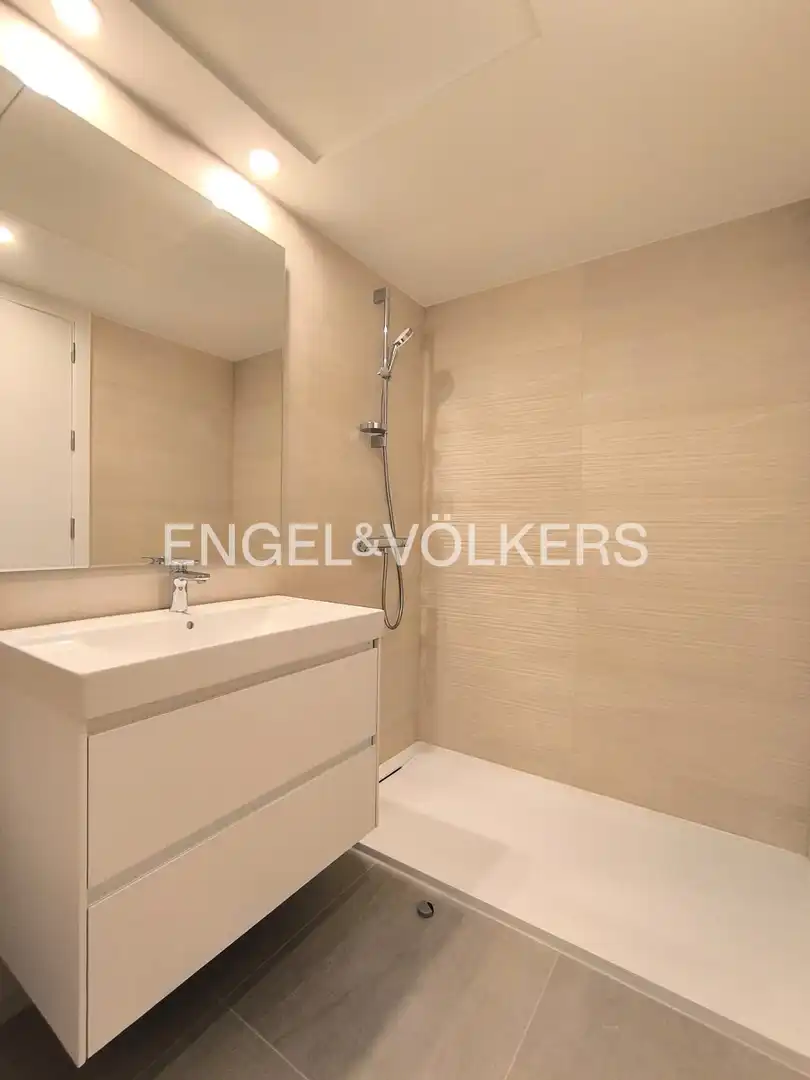 Bathroom of Flat for rent in Barcelona  with Air Conditioner, Heating and Terrace