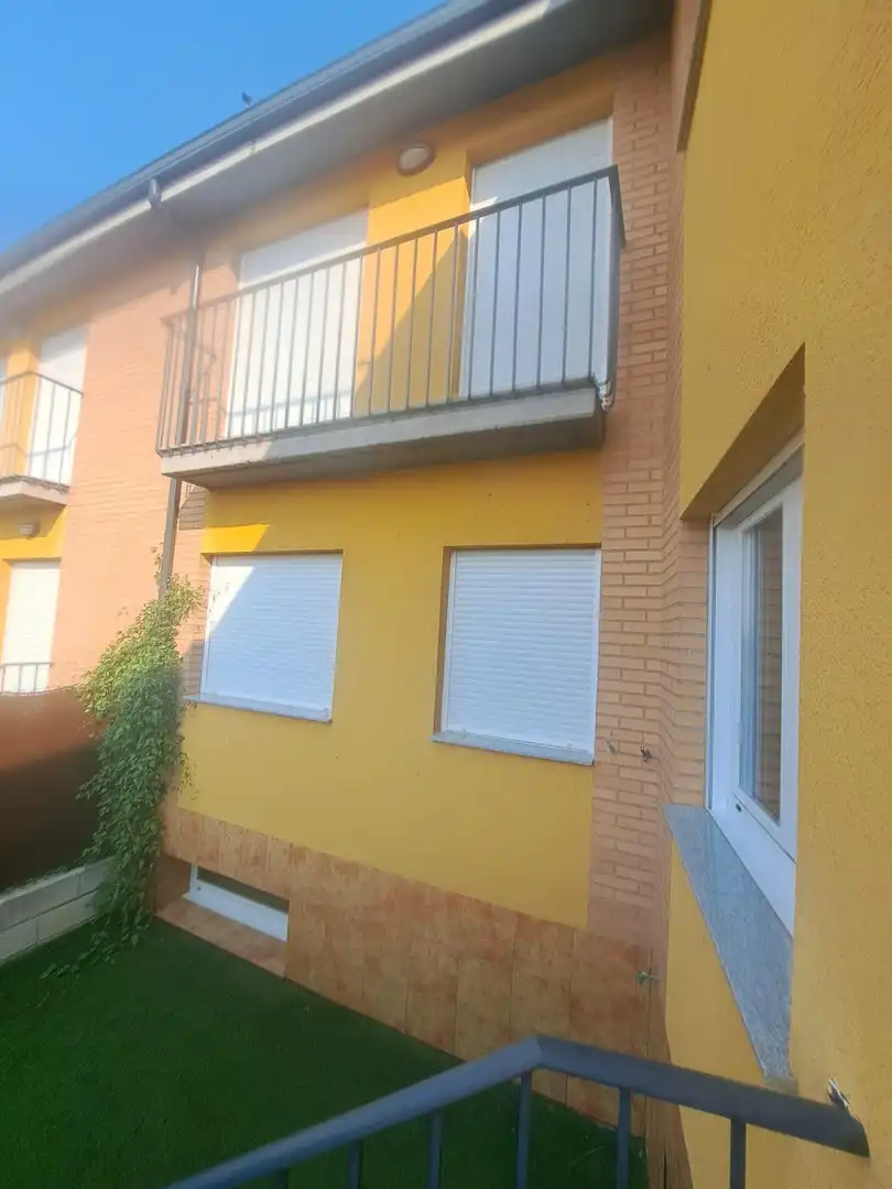 Vista exterior de Casa adosada en venta en Bembibre con Calefacción, Terraza y Balcón