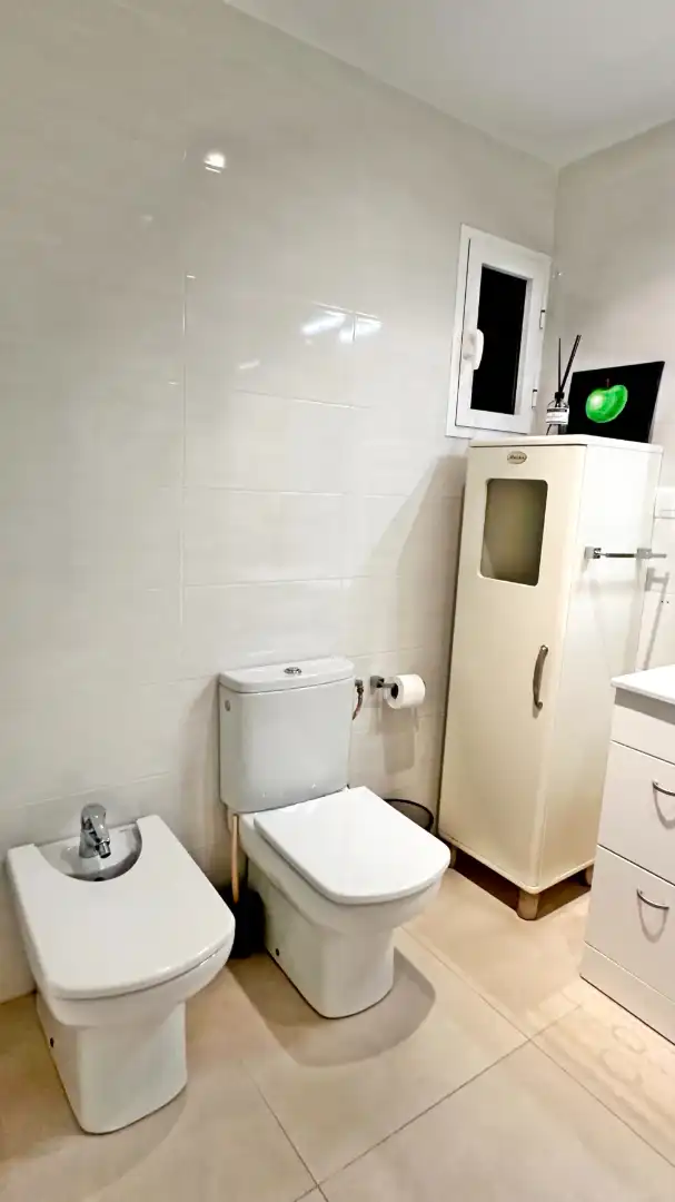 Bany de Apartament de lloguer en Gandia amb Aire condicionat, Calefacció i Moblat