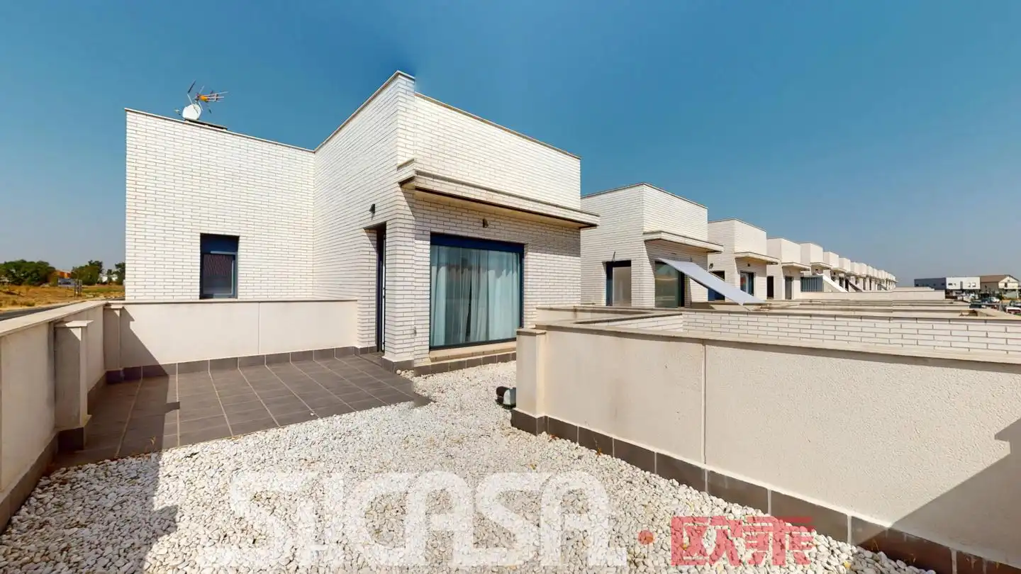 Vista exterior de Casa adosada en venda en Torrejón de la Calzada amb Jardí privat, Terrassa i Piscina