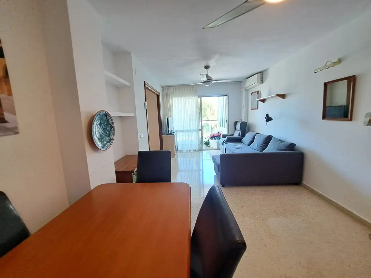 Sala d'estar de Pis de lloguer en Torremolinos amb Aire condicionat, Terrassa i Moblat