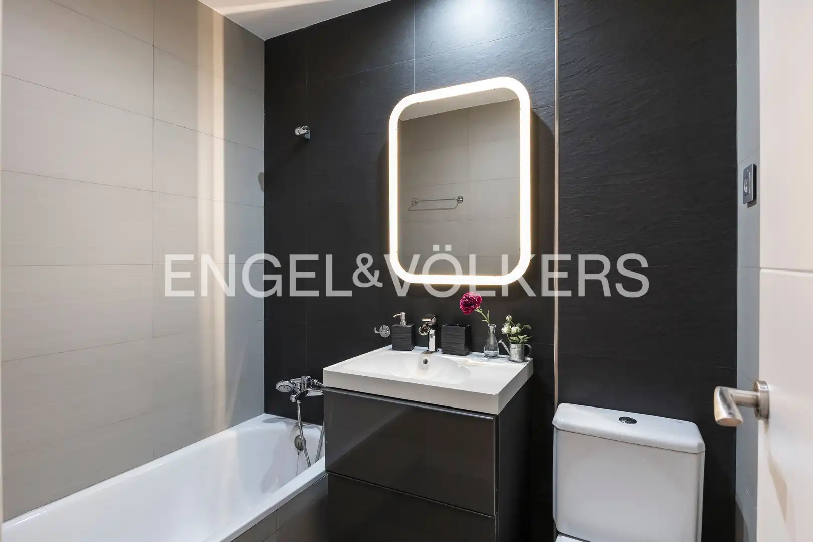 Bathroom of Flat for rent in Madrid  with Air Conditioner, Heating and Private garden