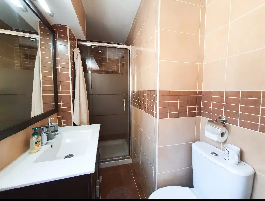 Baño de Piso en venta en Mogán con Terraza, Amueblado y Lavadora