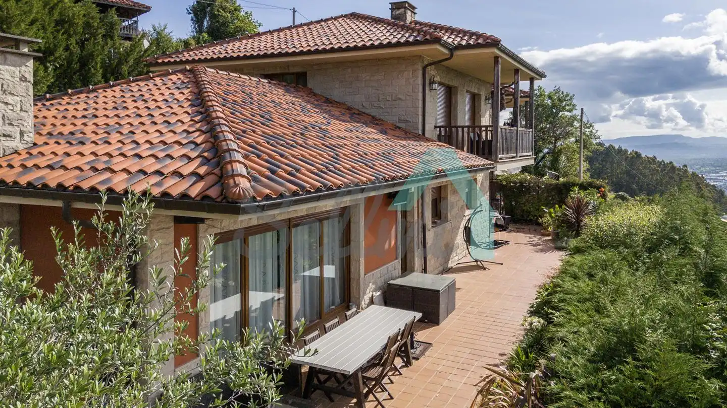 Vista exterior de Casa o chalet en venta en Oviedo  con Calefacción, Jardín privado y Parquet