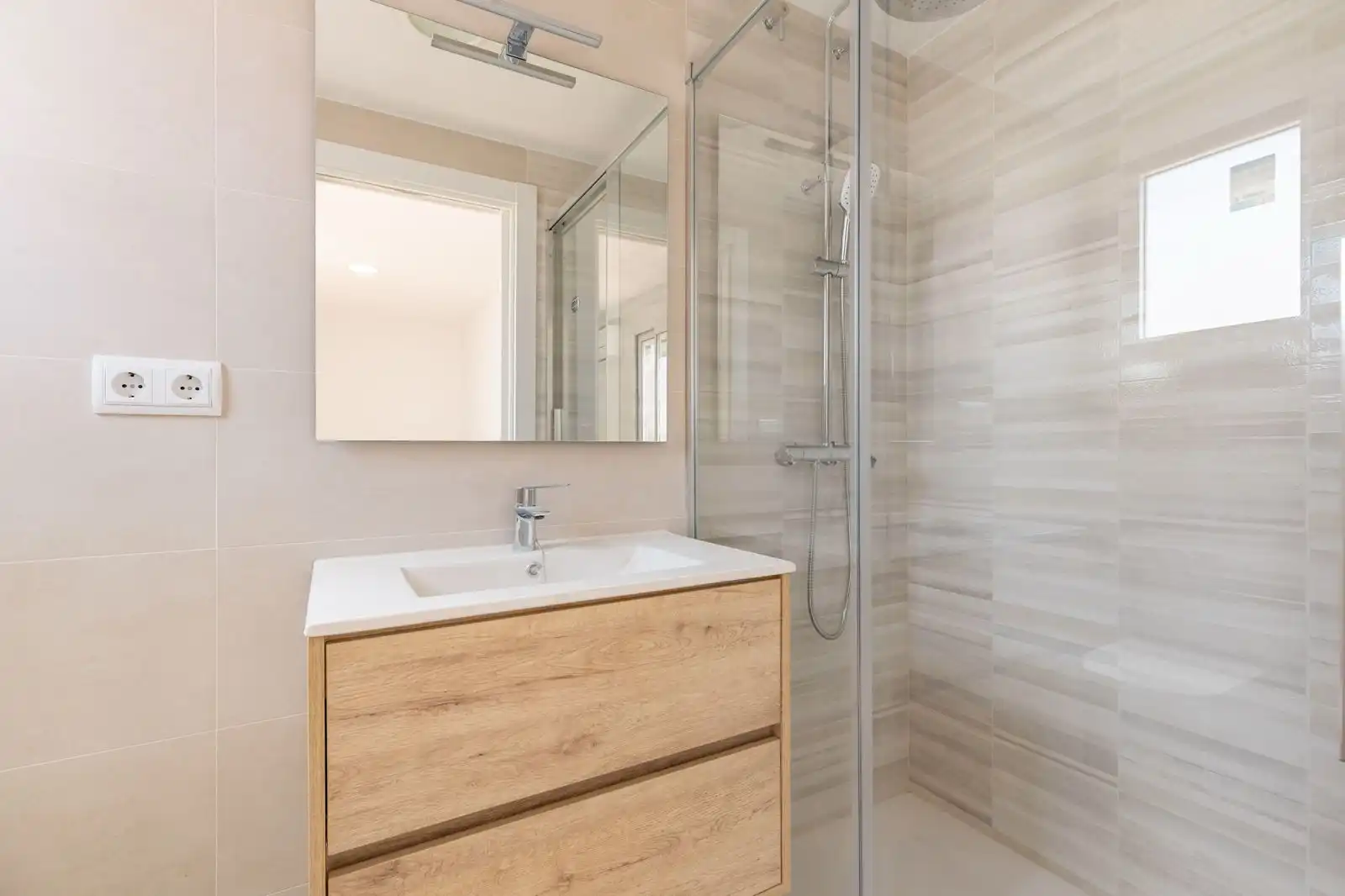Baño de Piso de alquiler en Meliana con Aire acondicionado, Terraza y Horno