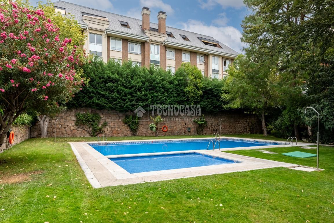 Swimming pool of Flat for sale in Majadahonda  with Air Conditioner, Heating and Parquet flooring