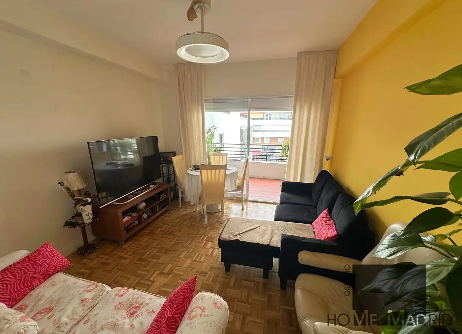 Sala d'estar de Pis en venda en Madrid amb Calefacció, Parquet i Terrassa