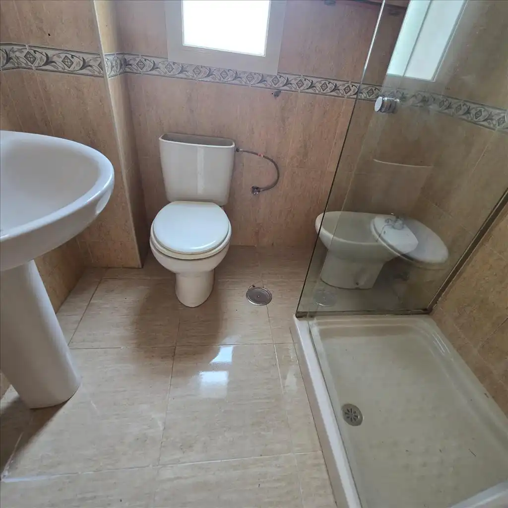 Bany de Pis en venda en Almería amb Aire condicionat