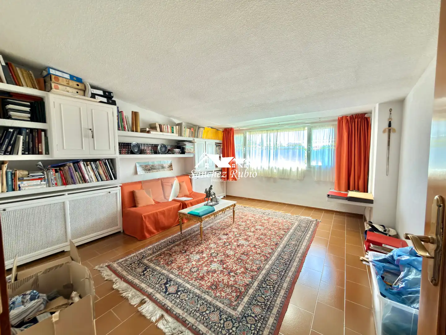 Sala d'estar de Casa o xalet en venda en Torrelodones amb Calefacció, Jardí privat i Parquet