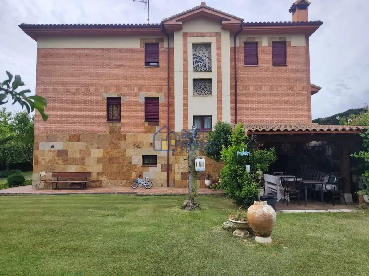 Vista exterior de Casa o xalet en venda en San Andrés del Rabanedo amb Calefacció, Jardí privat i Parquet