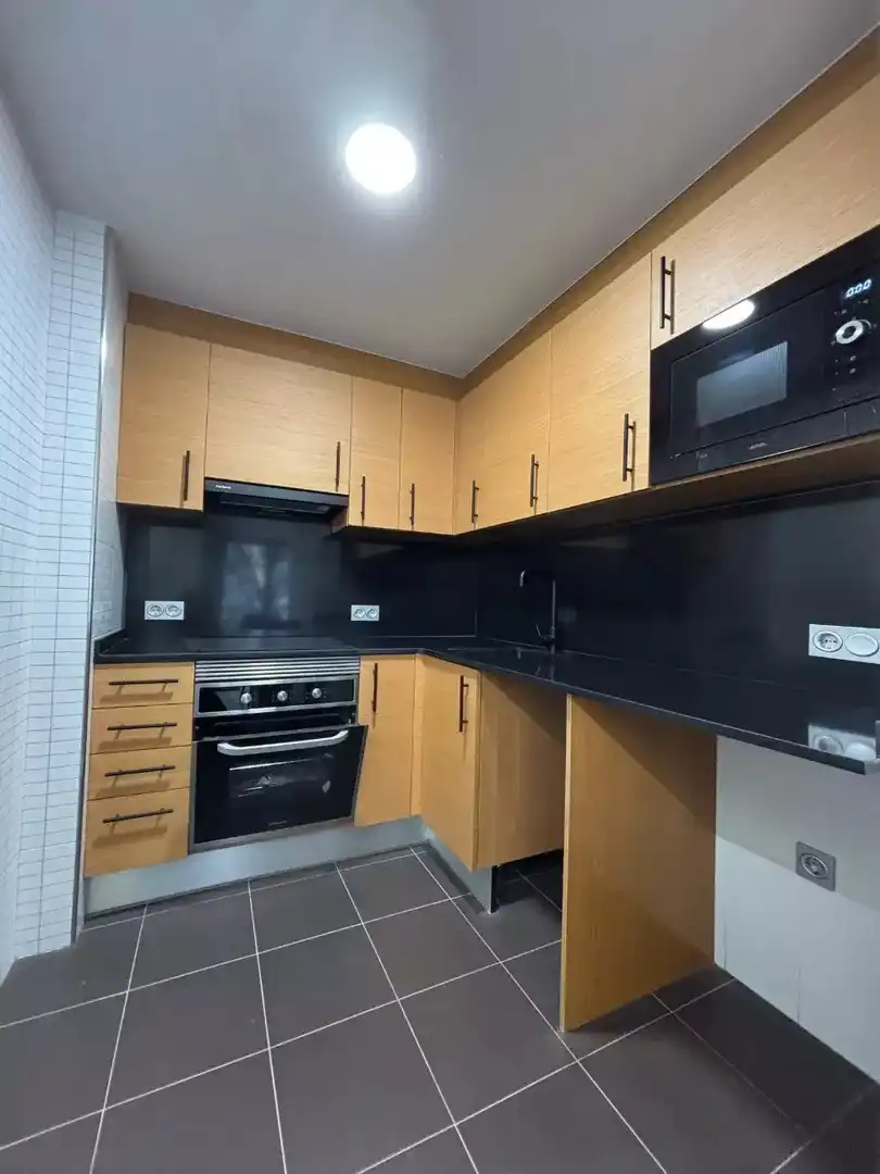 Cocina de Piso de alquiler en Figueres con Aire acondicionado, Parquet y Balcón