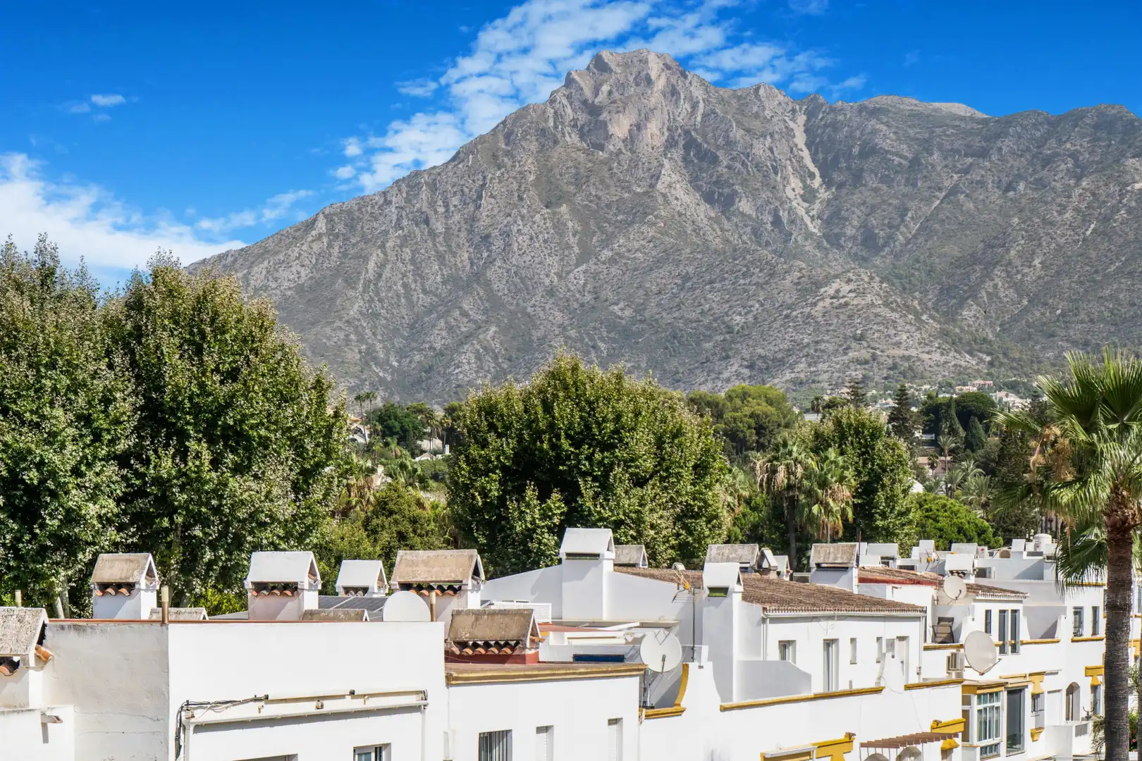 Vista exterior de Casa adosada en venda en Marbella amb Aire condicionat, Jardí privat i Terrassa
