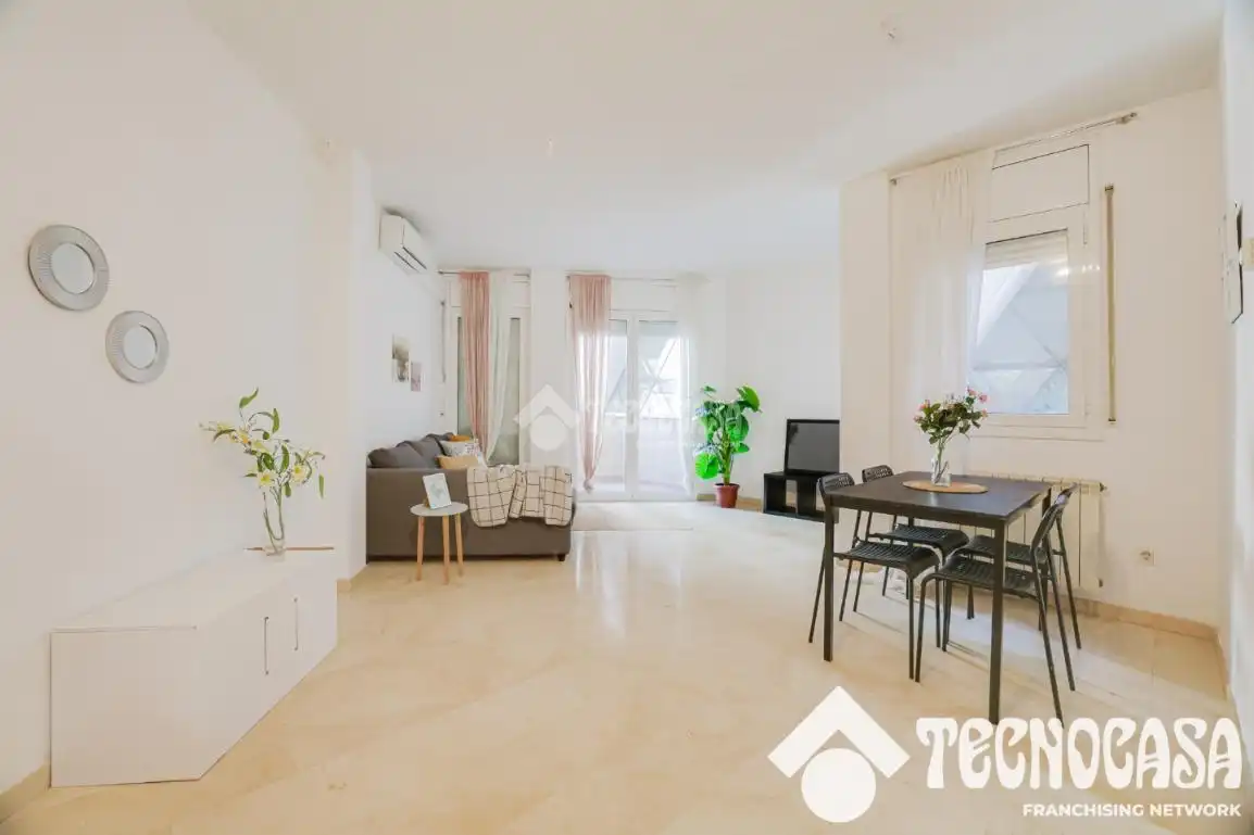 Wohnzimmer von Wohnung zum Verkauf in Barcelona mit Klimaanlage und Balkon
