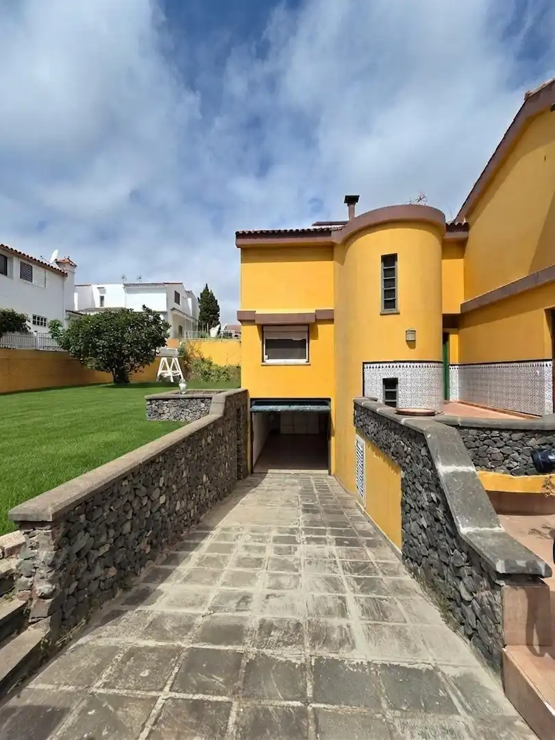Vista exterior de Casa o xalet en venda en Santa Brígida amb Jardí privat, Terrassa i Traster