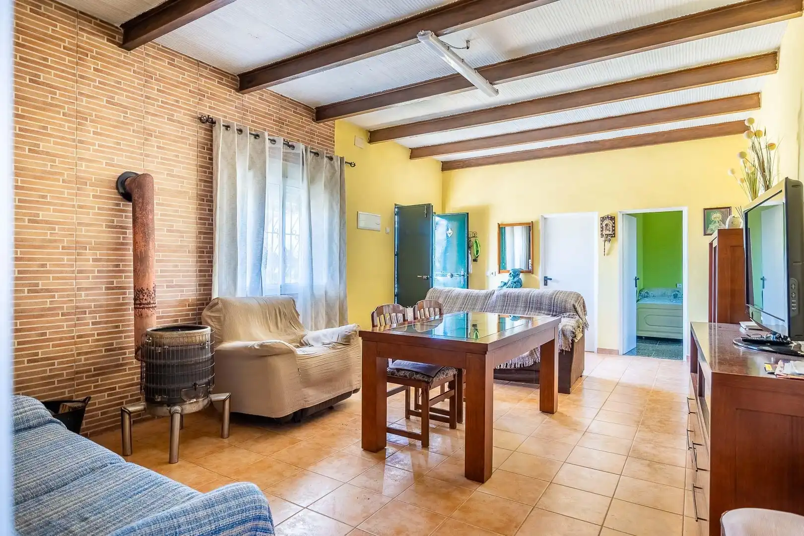 Sala d'estar de Finca rústica en venda en Alcalá de Guadaira amb Aire condicionat i Piscina