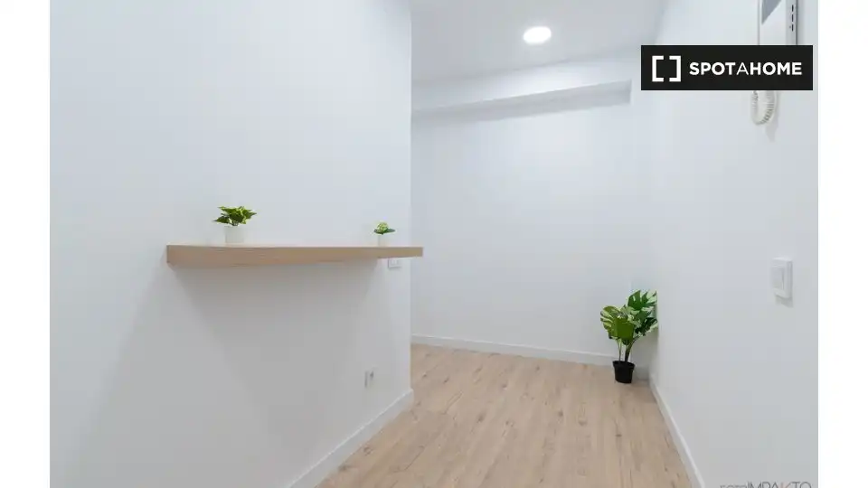 Flat for rent in Madrid  with Air Conditioner, Heating and Furnished