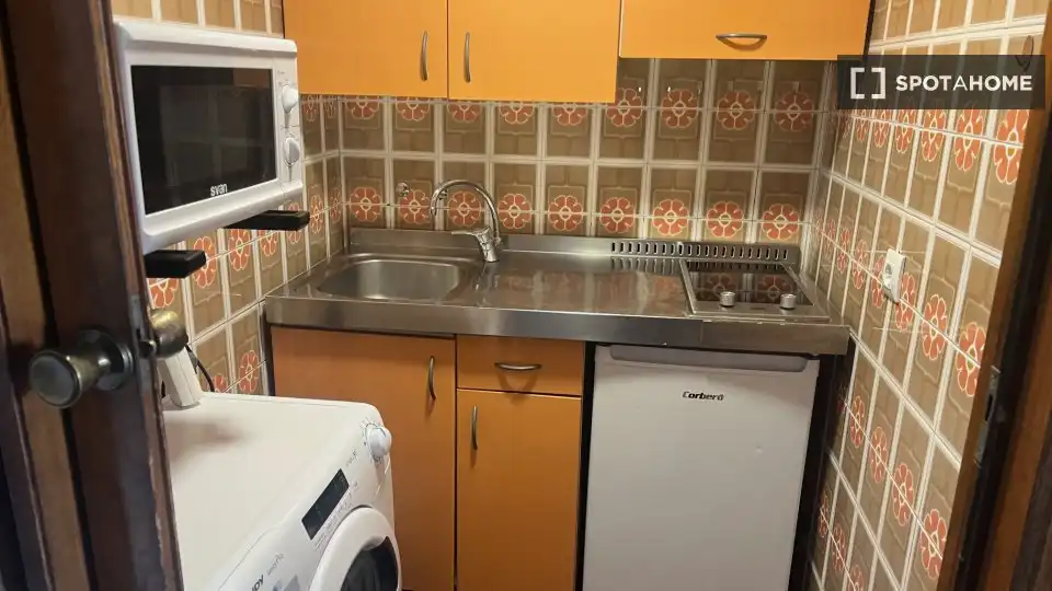 Cuina de Pis de lloguer en Madrid amb Aire condicionat, Calefacció i Moblat
