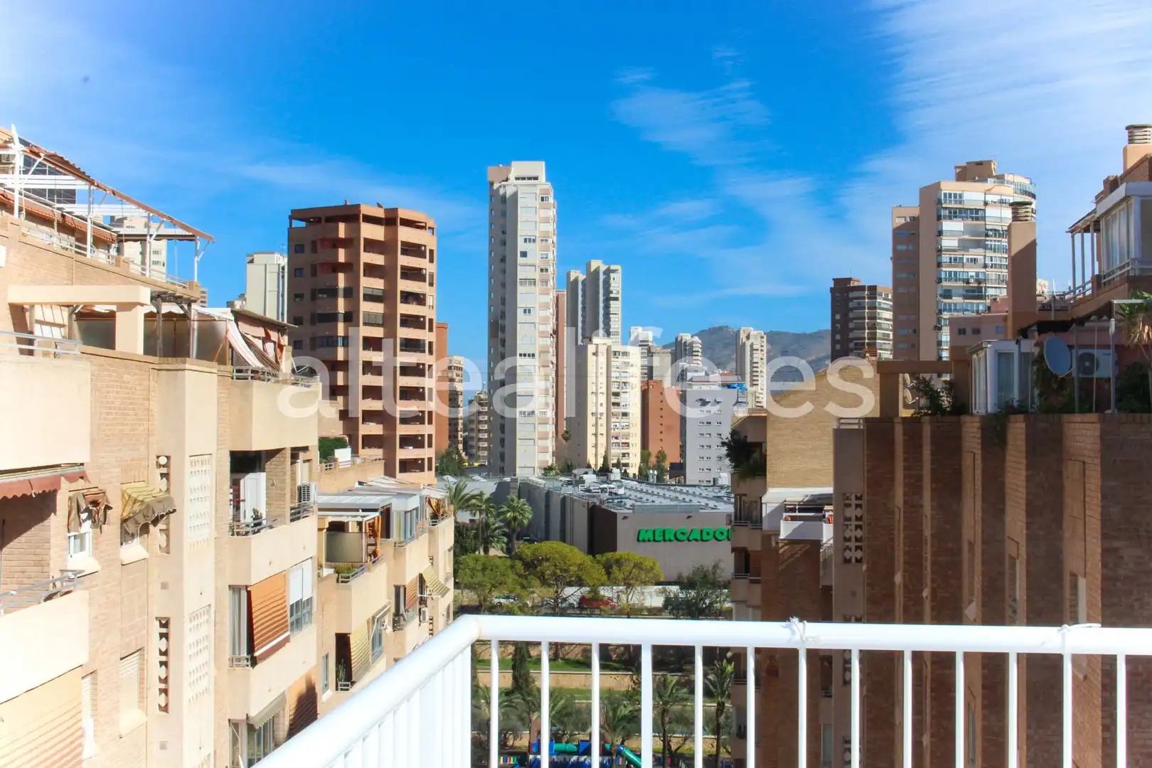 Außenansicht von Dachboden zum Verkauf in Benidorm mit Klimaanlage und Terrasse